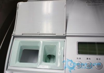 三洋xqg60-l832bcx洗衣机洗涤剂盒设计很有特色,完全镶嵌进机身之